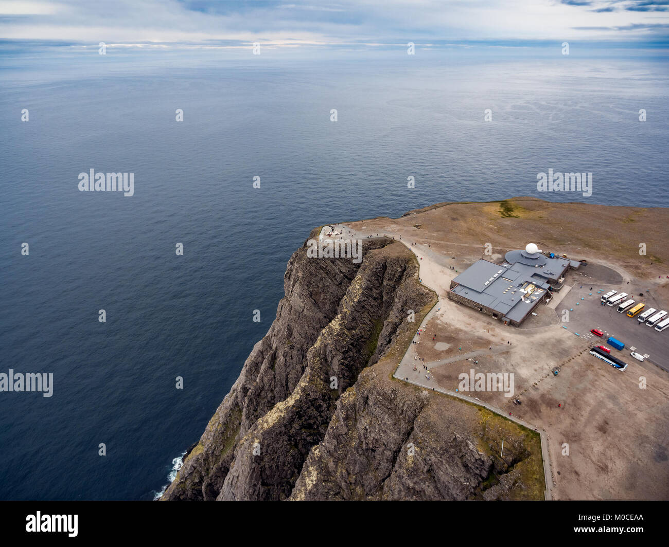 La costa del Mar de Barents Cabo Norte (Nordkapp) en el norte de Noruega, la fotografía aérea. Foto de stock