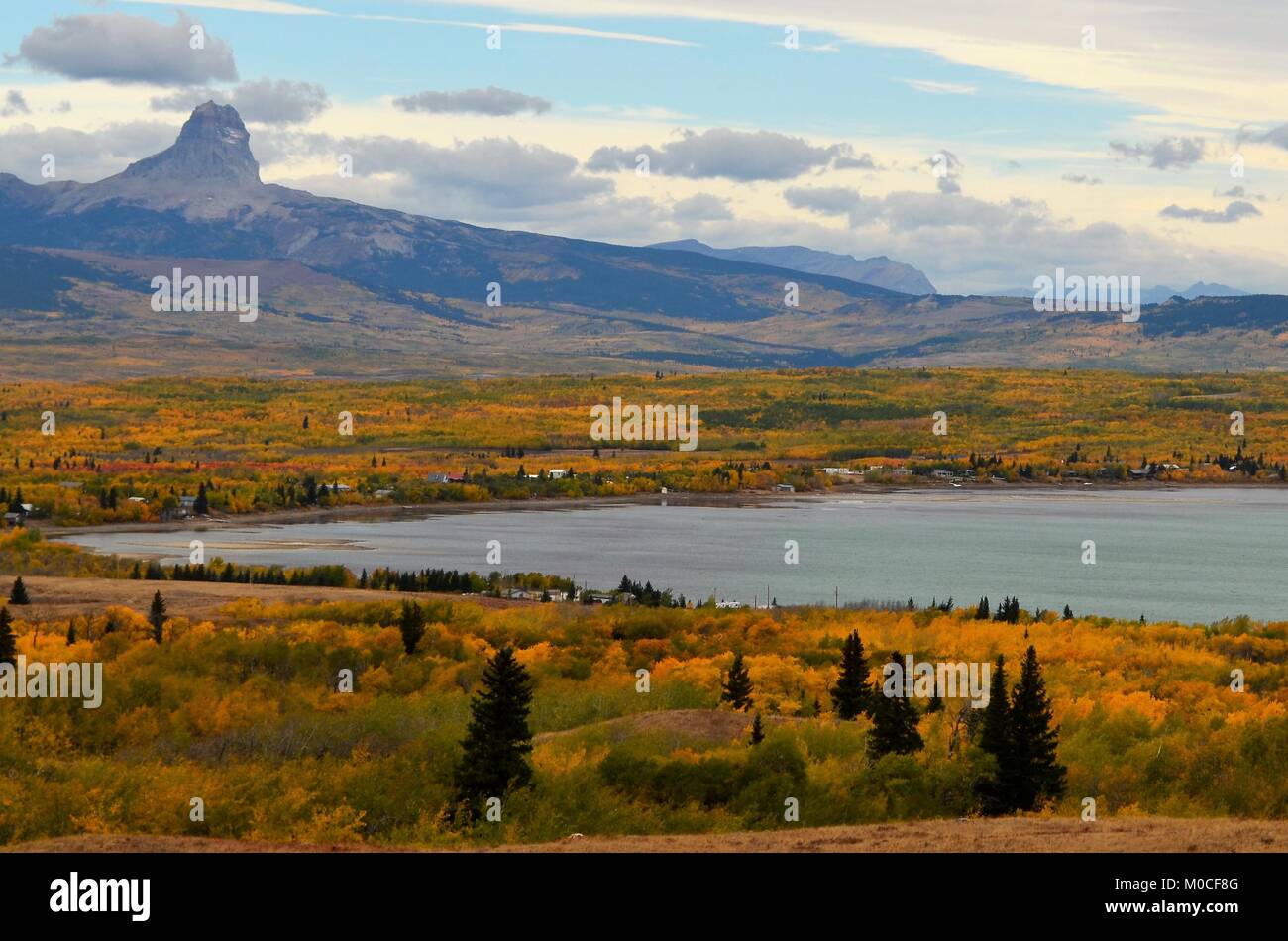 Un pequeño lago para pescar, situado cerca de la montaña Jefe en Montana, EE.UU., con un colorido increíble vista otoñal Foto de stock