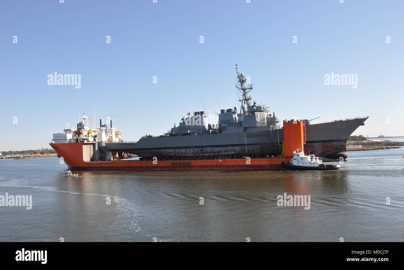 El misil guiado por el destructor USS Fitzgerald (DDG 62) llega al puerto de Pascagoula, Mississippi, Viernes, 19 de enero de 2018, a bordo del buque de transporte de elevación pesada Transshelf MV. Foto de stock