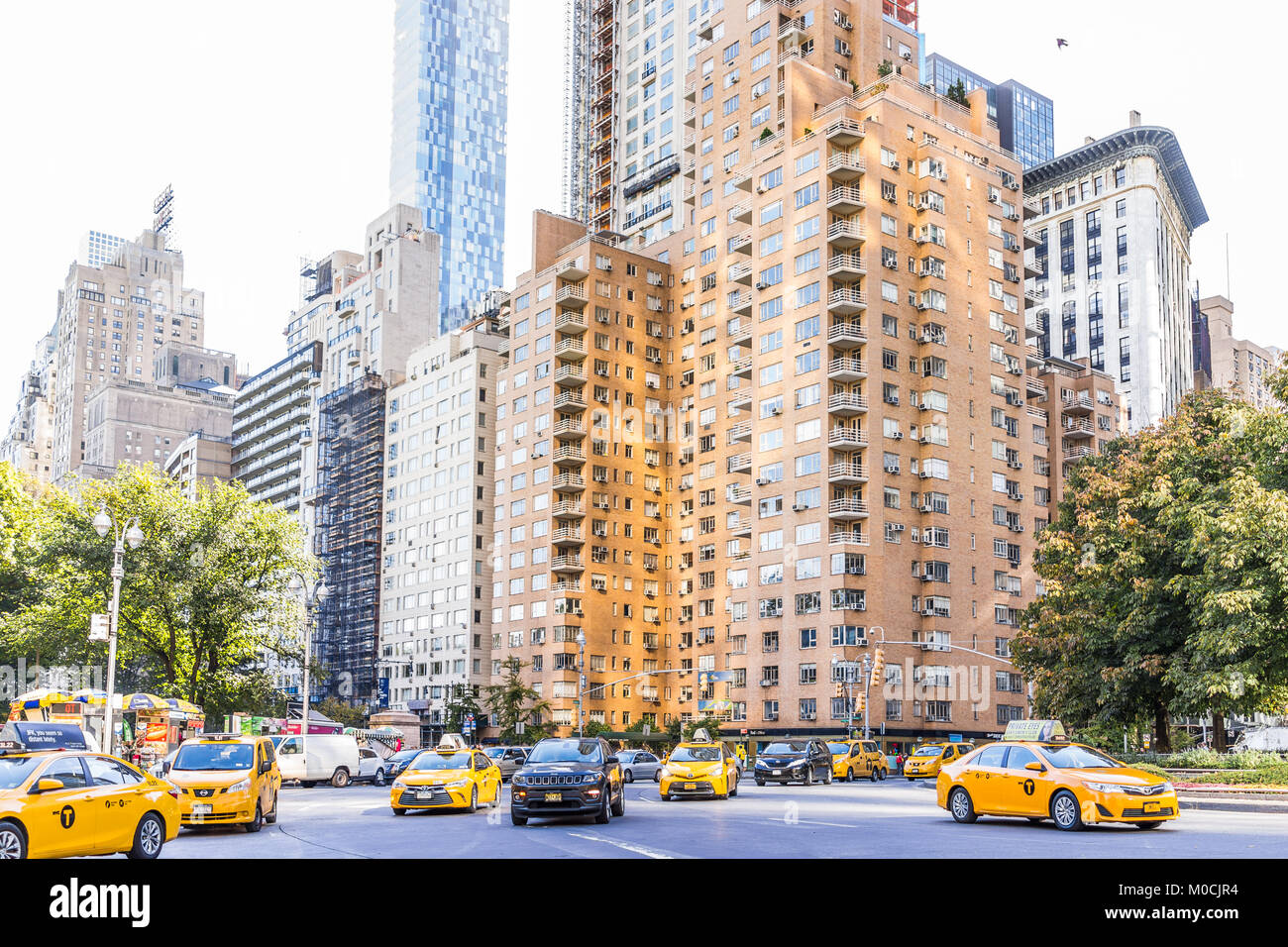 La Ciudad de Nueva York, Estados Unidos - 28 de octubre de 2017: Columbus Circle en Manhattan, Nueva York, rascacielos, muchos taxi el tráfico, los edificios de la calle Broadway en sunn Foto de stock