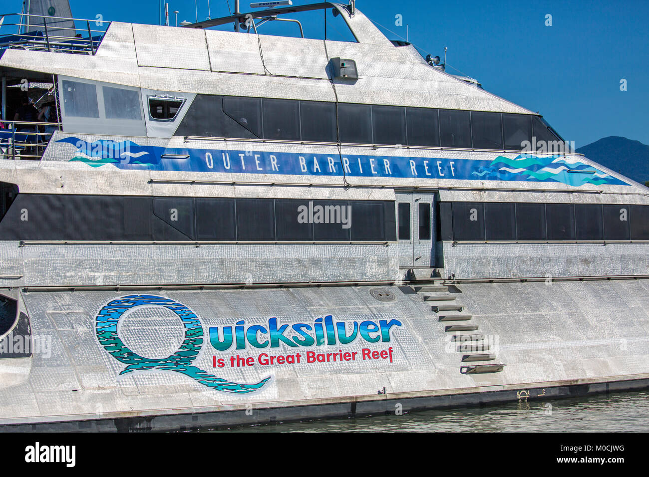 Quicksilver Barco Barco para viajes para ver la Gran Barrera de Coral, Queensland, Australia Foto de stock