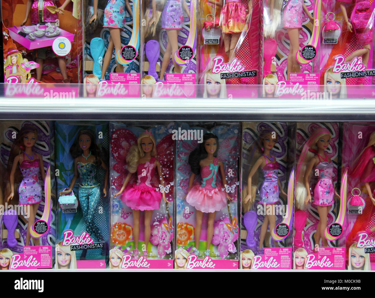 Portugal, Algarve monchique. Circa 04.11.2013. Las muñecas Barbie para la  venta en las estanterías de un supermercado en Portugal. Foto tomada 04 11  2013 Fotografía de stock - Alamy