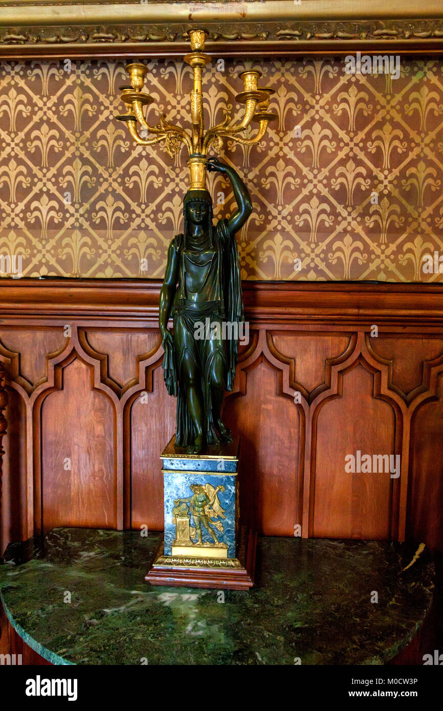 ALUPKA, Rusia - Marzo 21, 2013: Bronce candle stand con antique figurilla Vorontsov Plalace, Crimea Foto de stock