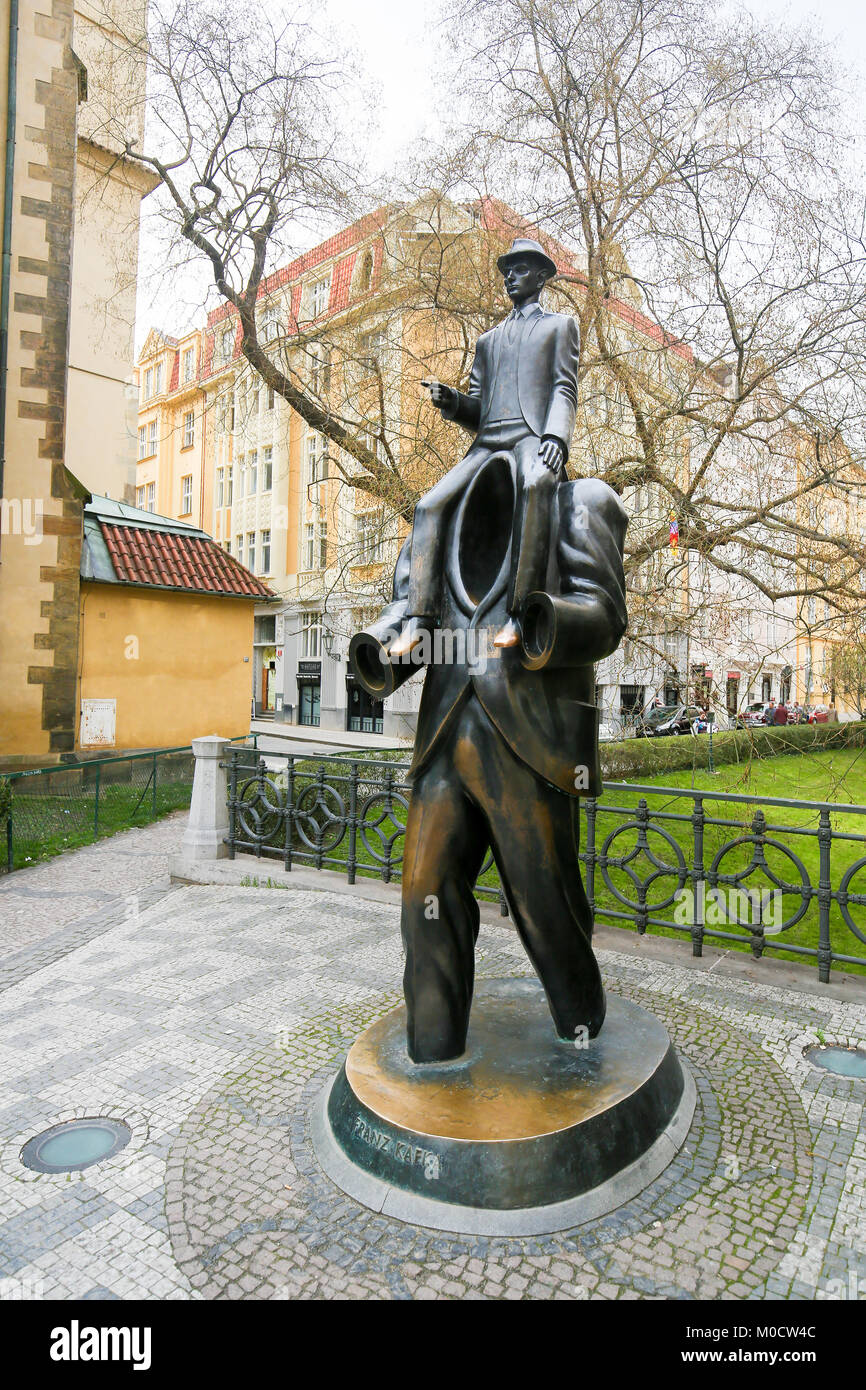 Estatua del famoso escritor Franz Kafka, creado por Jaroslav Rona (2003) en la calle Vezenska en Praga. Foto de stock
