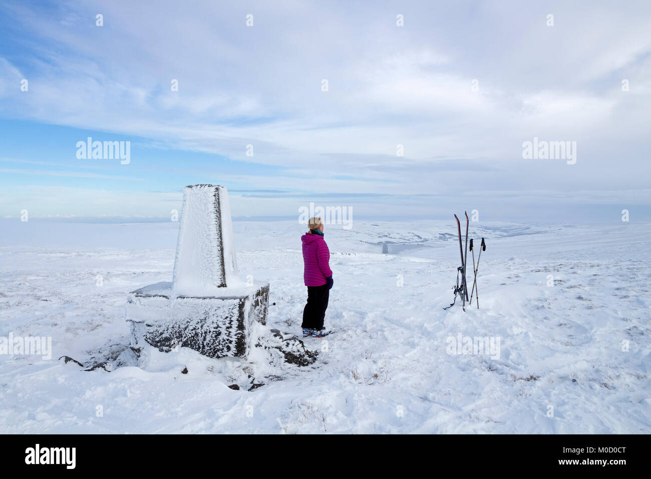 Asiento Burnhope, Cumbria, Reino Unido. Sábado 20 de enero de 2018. El clima del Reino Unido. Después de varios días de nieve y fuertes vientos, los esquiadores se disfrutan de unas grandes condiciones de nieve en Los Peninos del Norte hoy. Crédito: David Forster/Alamy Live News Foto de stock