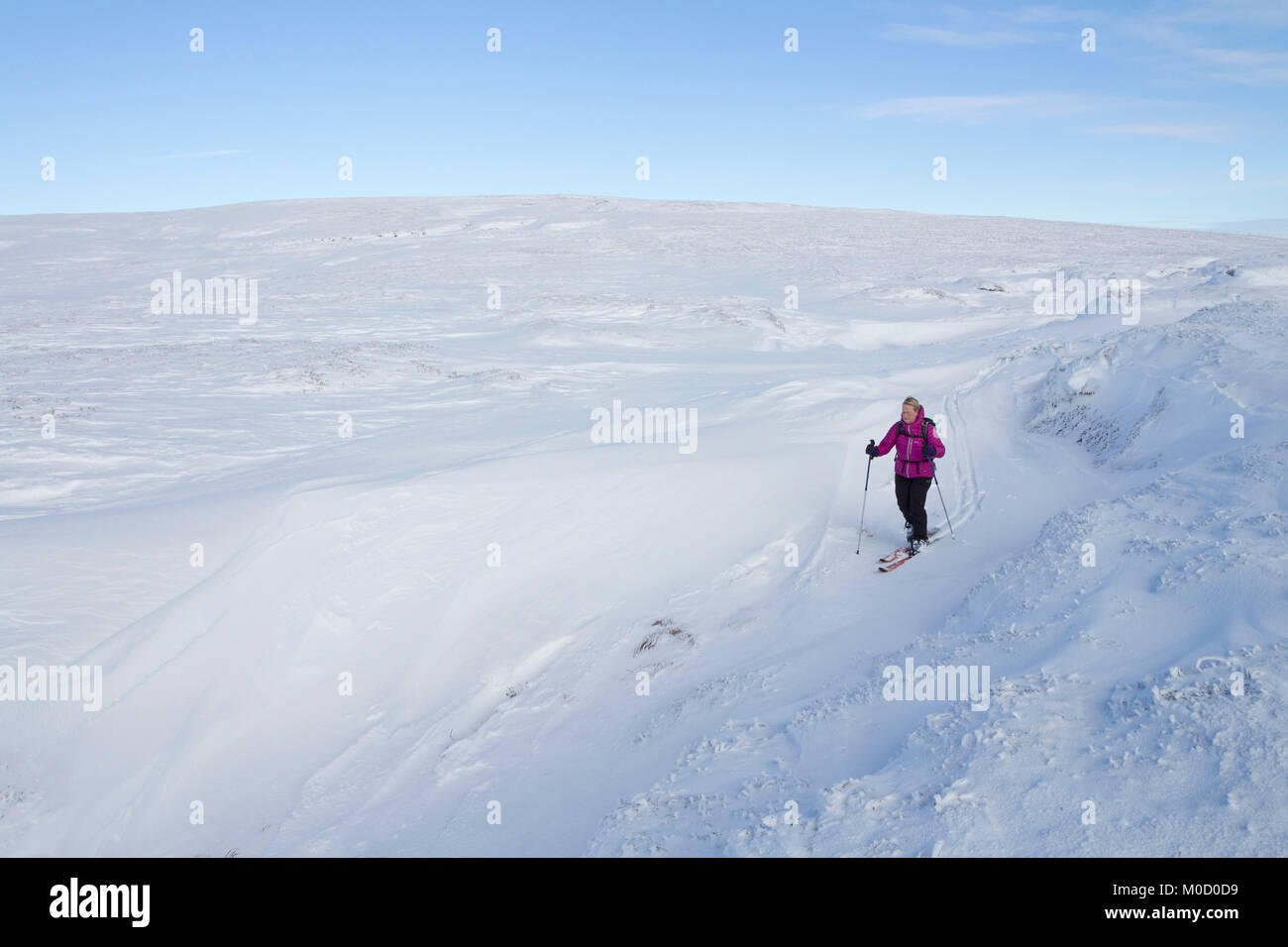 Asiento Burnhope, Cumbria, Reino Unido. Sábado 20 de enero de 2018. El clima del Reino Unido. Después de varios días de nieve y fuertes vientos, los esquiadores se disfrutan de unas grandes condiciones de nieve en Los Peninos del Norte hoy. Crédito: David Forster/Alamy Live News Foto de stock