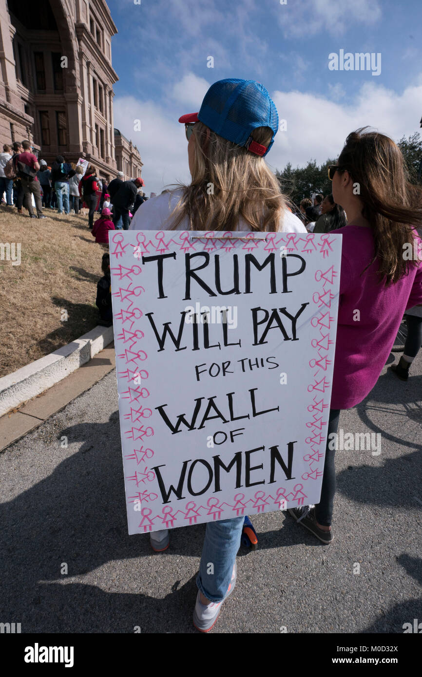 El manifestante tiene signo como hombres y mujeres de Texas asistir a una manifestación de protesta en el Capitolio de Texas, en Austin, en el primer aniversario de la marcha de mujeres del Washington y un año después de la investidura del Presidente Donald Trump. Foto de stock