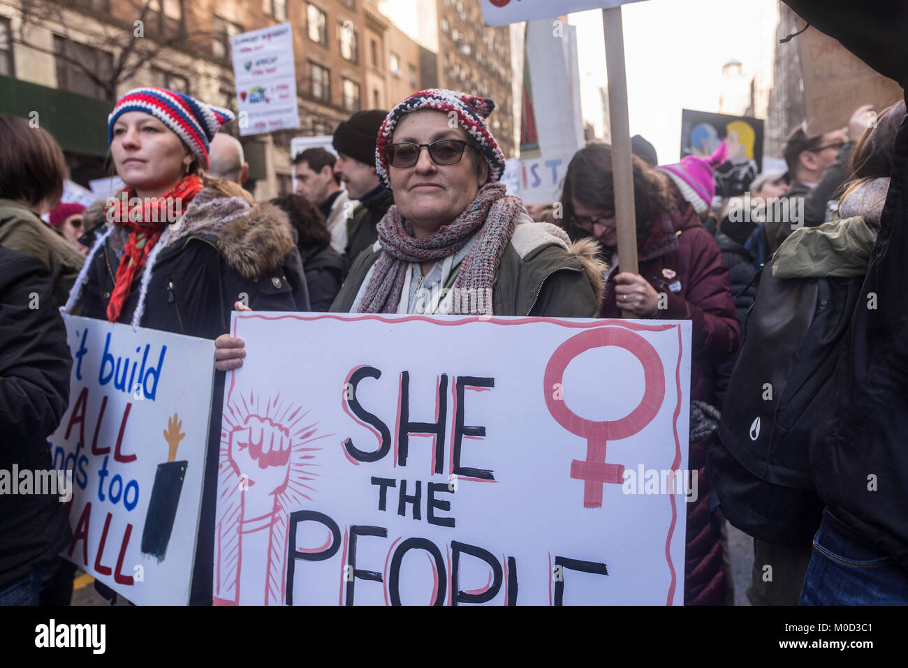 Nueva York, NY el 20 de enero de 2018 - los manifestantes llenar West 72nd Street que espera para unirse a la marcha de las mujeres en la Ciudad de Nueva York. La marcha marca el primer aniversario de la resistencia a la administración Trump. Stacy crédito Walsh Rosenstock/Alamy Live News Foto de stock