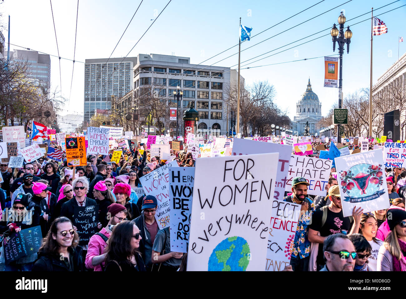 San Francisco, California, EEUU. 20 de enero de 2018. La mujer en marzo de 2018 San Francisco, organizado por la marcha de las mujeres en el área de la bahía. Una gran multitud de gente desciende por Market Street mantiene muchos coloridos carteles para la marcha de protesta. Foto de stock