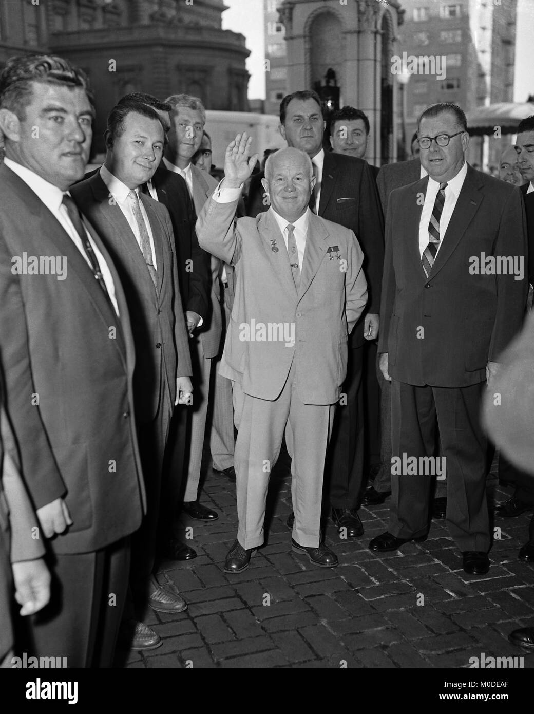 Político soviético Nikita Khrushchev, de pie junto al alcalde de Los Angeles, Norris Poulson, de gira por los Estados Unidos. Los Angeles, octubre de 1959. Foto de stock