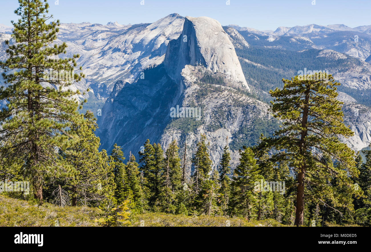 Half Dome, como se ve desde cerca del punto del glaciar, El Parque Nacional Yosemite, California Foto de stock