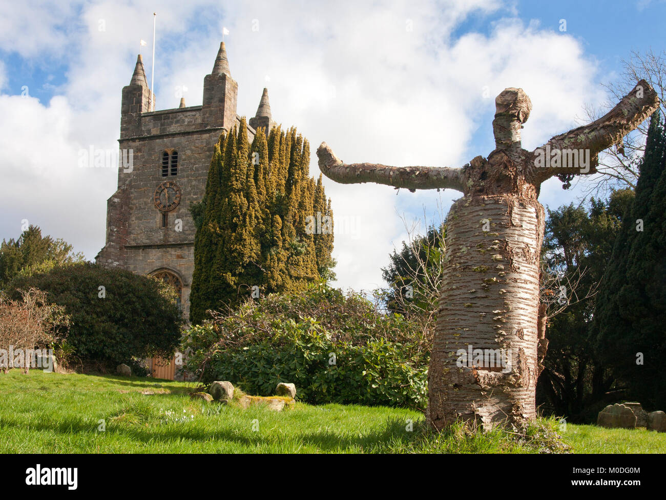 Santa María Magdalena del árbol NormannChurch & Escultura, Bolney, Haywards Heath, West Sussex, Inglaterra Foto de stock
