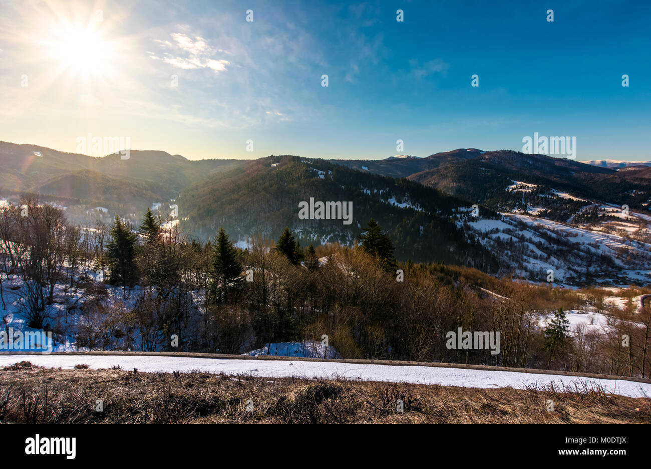 Día soleado en Cárpatos. precioso paisaje invernal con una pequeña cantidad de nieve Foto de stock