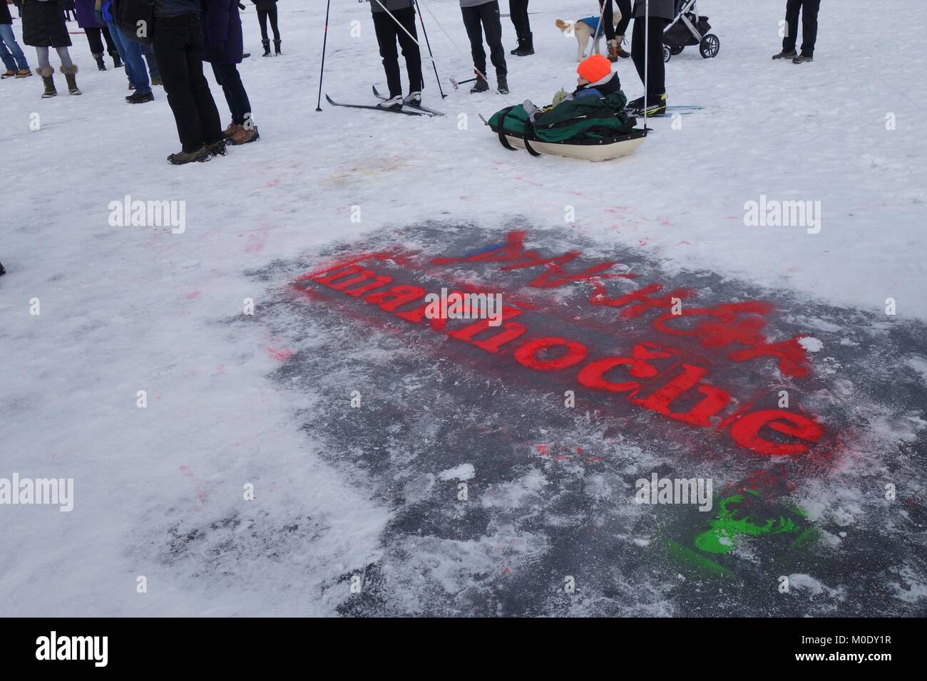 La gente camina cerca de una palabra india Dakota pintado sobre el hielo en el arte Shanty proyectos sobre el lago congelado Harriet en Minneapolis, MN, USA. Foto de stock