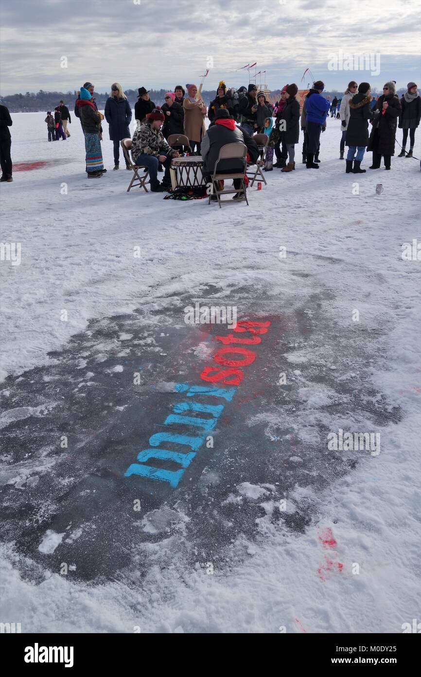 Una multitud se congregó cerca de hielo con una palabra india Dakota pintado sobre él, en el arte Shanty proyectos sobre el lago congelado Harriet en Minneapolis, MN, USA. Foto de stock