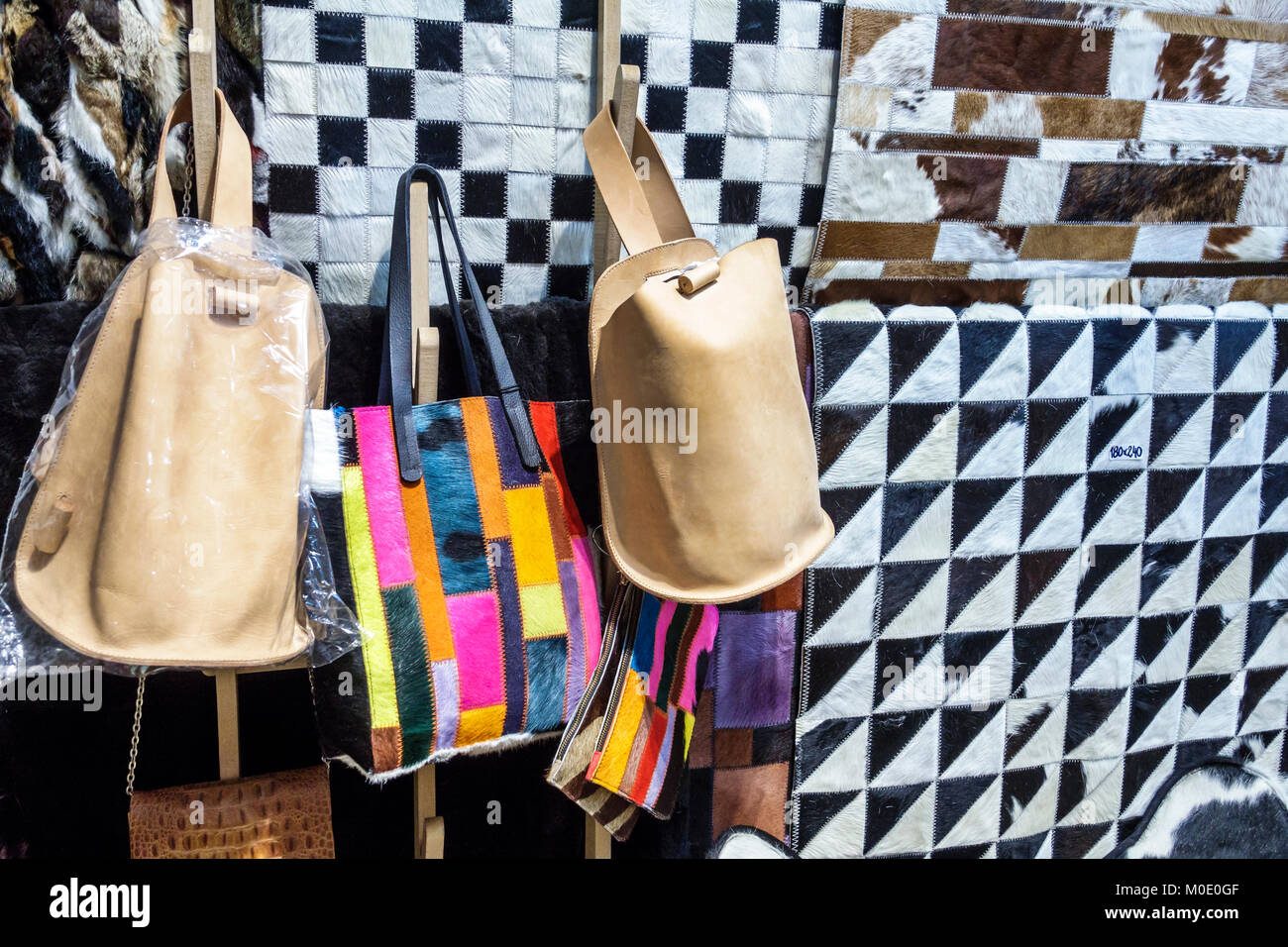 Buenos Aires Argentina,San Telmo,Pasaje Galeria de la Defensa,shopper  shopping shopping shops mercado mercados compra venta,venta al por menor st  Fotografía de stock - Alamy