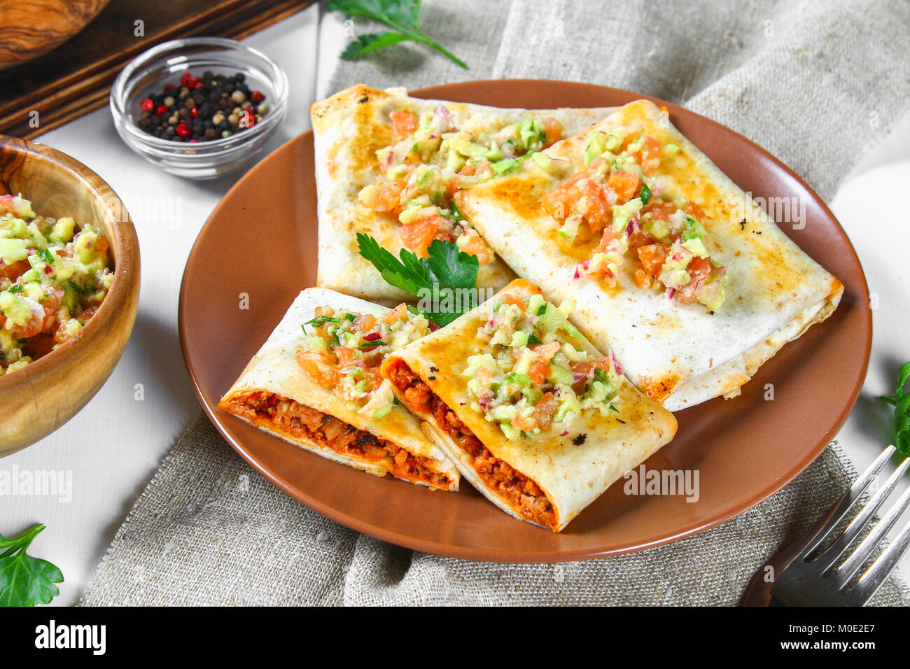 Plato tradicional mexicano chimichanga. Pastel de maíz con carne