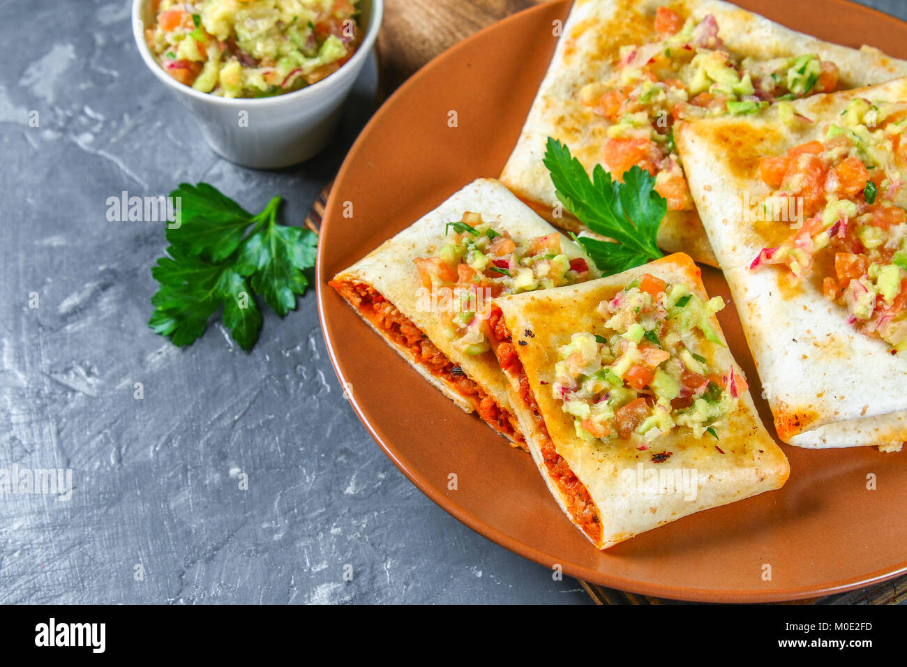 Plato tradicional mexicano chimichanga. Pastel de maíz con carne