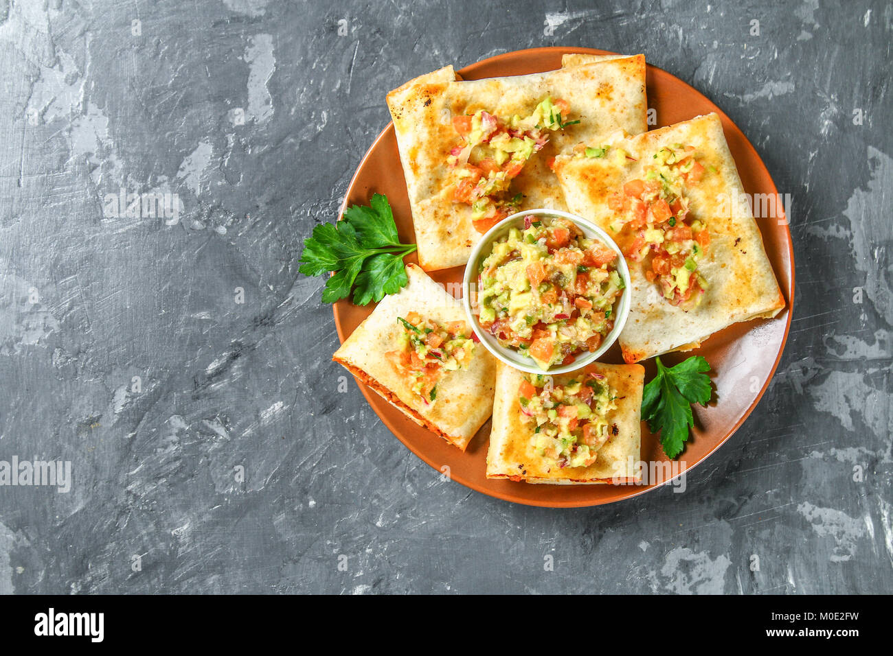 Plato tradicional mexicano chimichanga. Pastel de maíz con carne