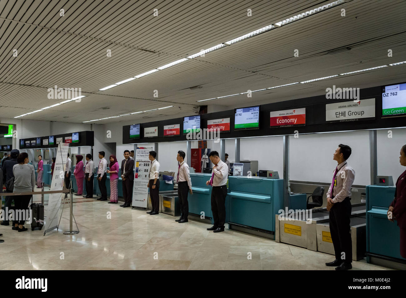 Yakarta, Indonesia: Noviembre 2017 : Asiana Airlines check-in en Yakarta (Terminal del Aeropuerto Internacional de Soekarno-Hatta) 2. Foto de stock