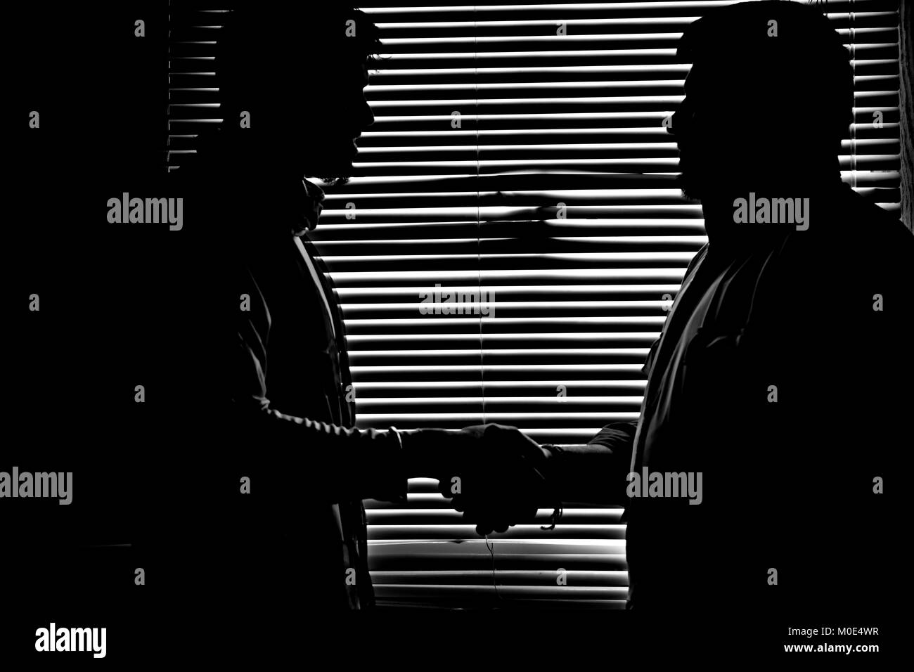 Patrón de rayas de fondo para el hombre y de Handshake silueta silueta oscura figura Foto de stock
