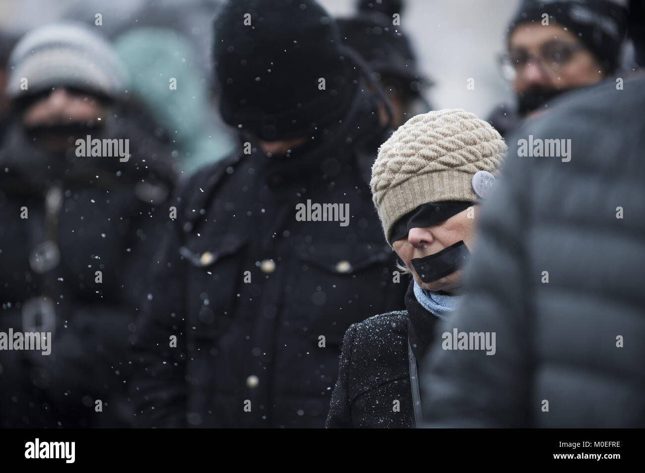 Cracovia, Polonia. 21 ene, 2018. Las personas utilizan bandas negras sobre los ojos y la boca durante un silencio general denominada justicia robados en Cracovia. Justicia robados sucediendo, pretende expresar su oposición a la política de control y la dictadura en todo el mundo. El evento tiene lugar en varias ciudades de Polonia, así como en Praga, Lisboa y Berlín. Crédito: Omar Marques/sopa/Zuma alambre/Alamy Live News Foto de stock