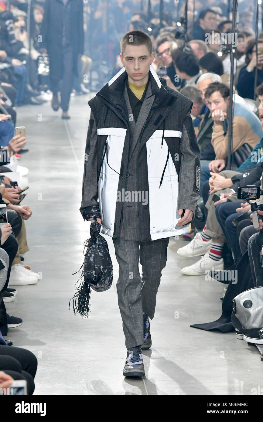París, Francia. 21 ene, 2018. Una modelo presenta una creación de Lanvin  durante la Semana de la moda de París para hombres Otoño/Invierno 2018/2019  en París, Francia, el 21 de enero del