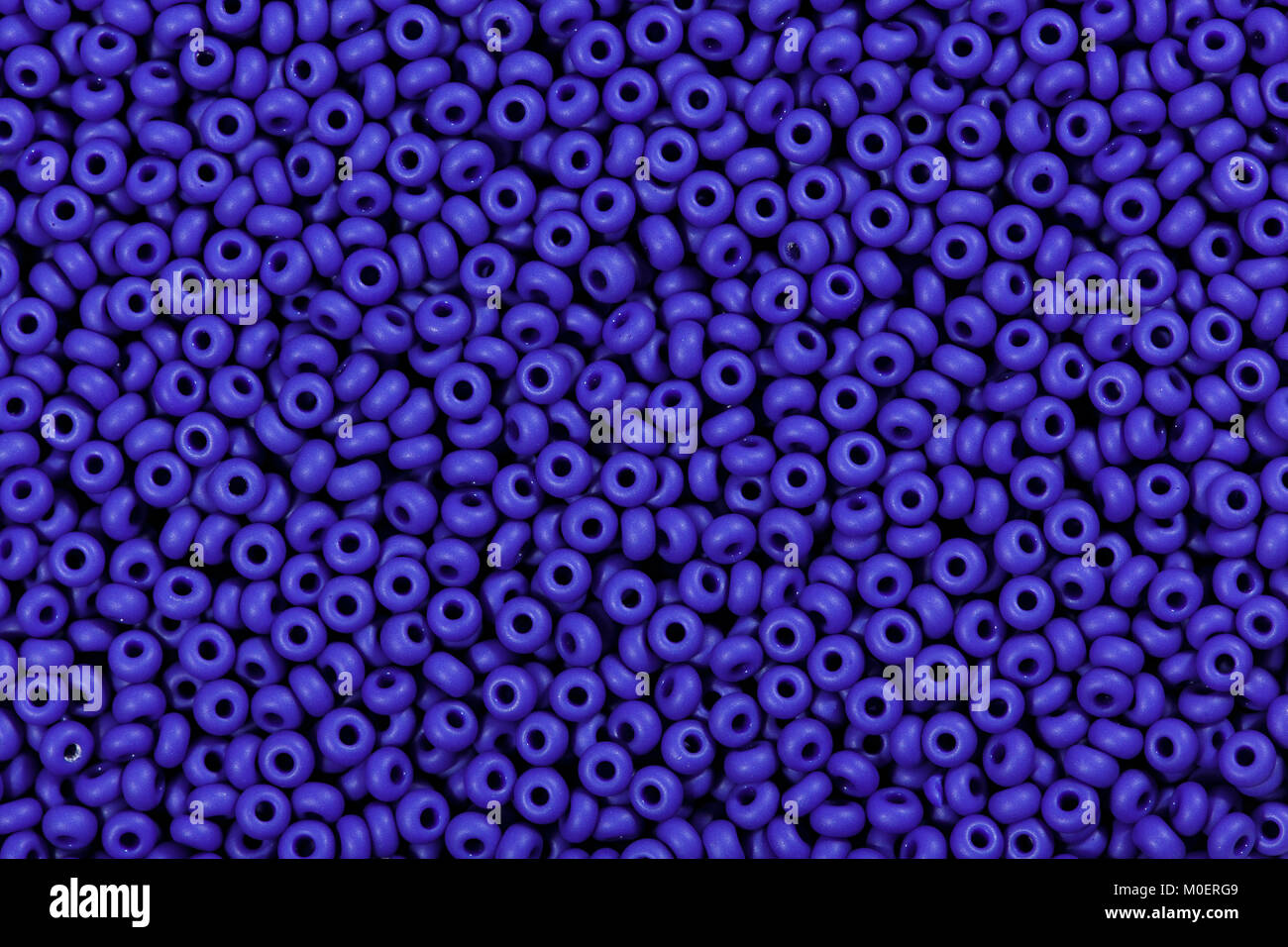 Muchas bolas de cristal azul, el fondo. Foto de stock