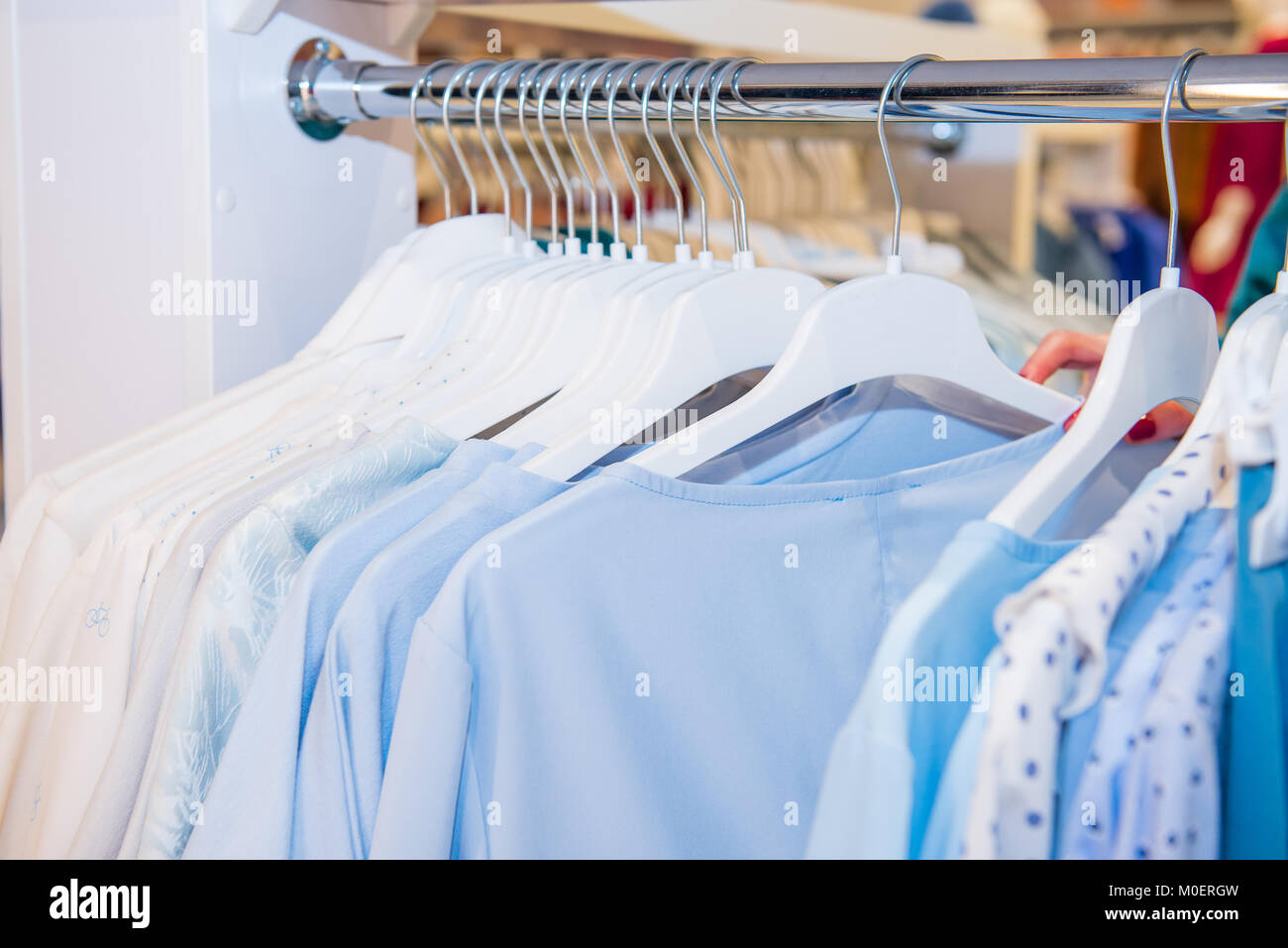 Juego de perchas de ropa azules en la barandilla del armario Fotografía de  stock - Alamy