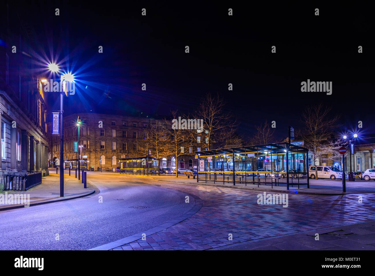St Georges Street en la noche, Huddersfield, Saint George's Square, Reino Unido Foto de stock