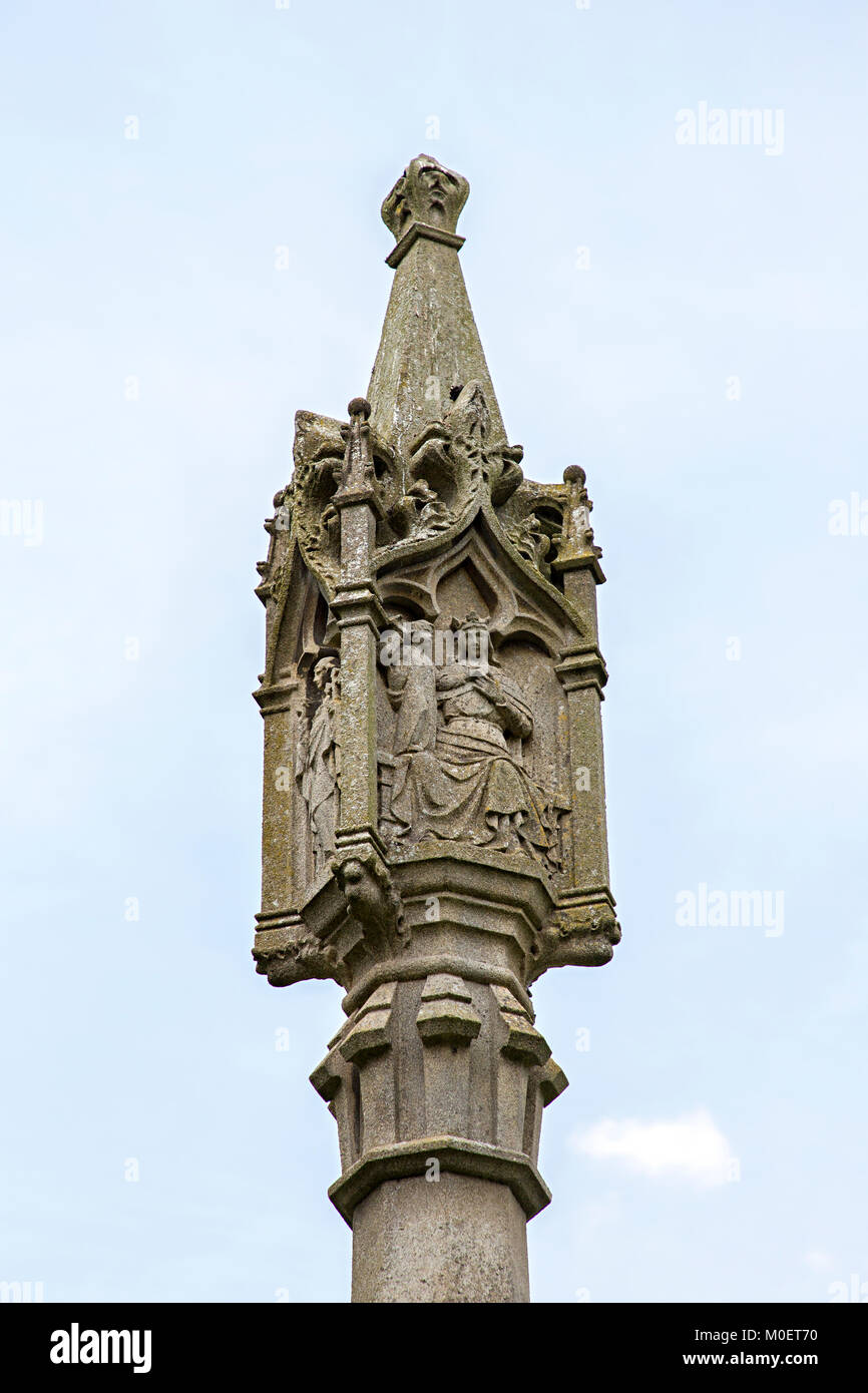 Cruz conmemorativa por Ninian Comper construido en 1955 de estilo medieval, la Iglesia de San Beuno, Berriew, Powys, Gales, Reino Unido Foto de stock