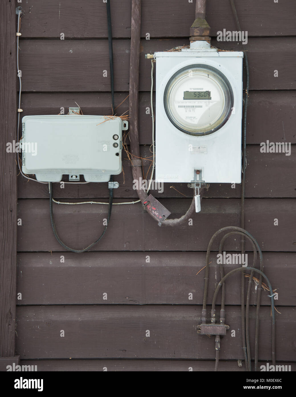 Caja de conexiones con cables para reparar sistemas eléctricos en casa u  oficina sobre fondo blanco.