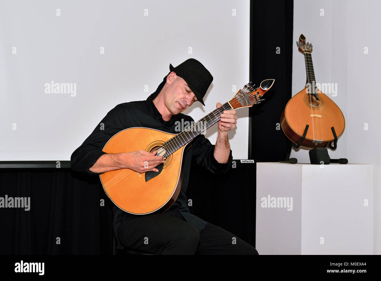 Músico portugués Joao Cuna tocando la guitarra portuguesa Foto de stock