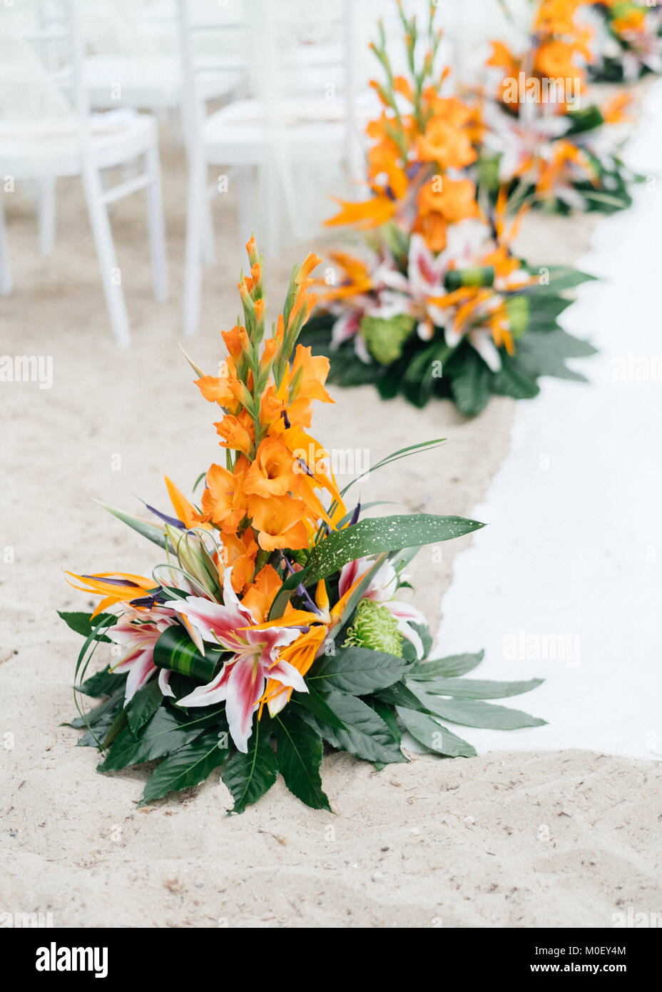 Arreglos florales en una boda en la playa Fotografía de stock - Alamy