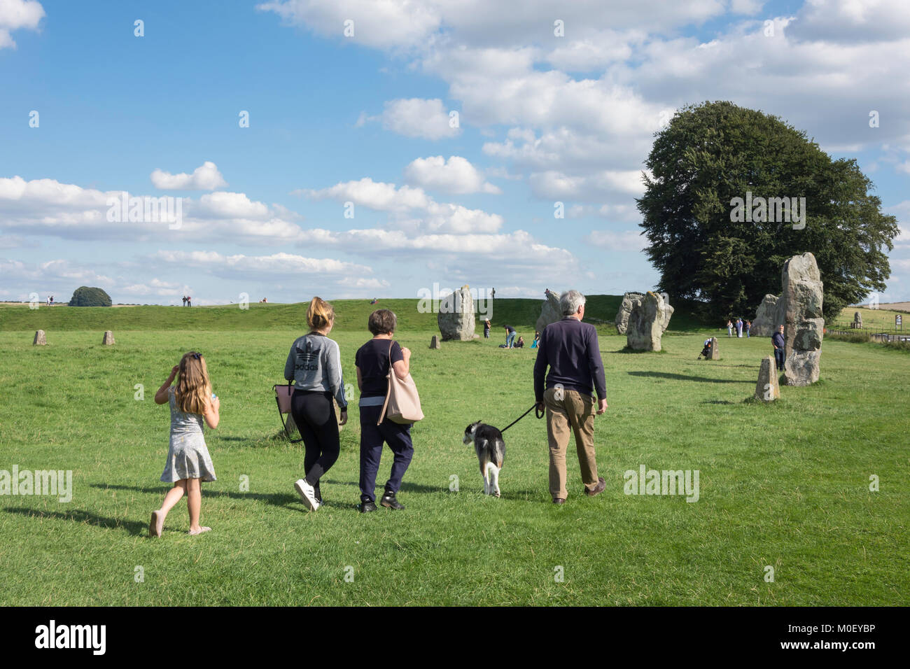 Caminando por la familia Neolítico Avebury Standing Stones, Avebury, Wiltshire, Inglaterra, Reino Unido Foto de stock