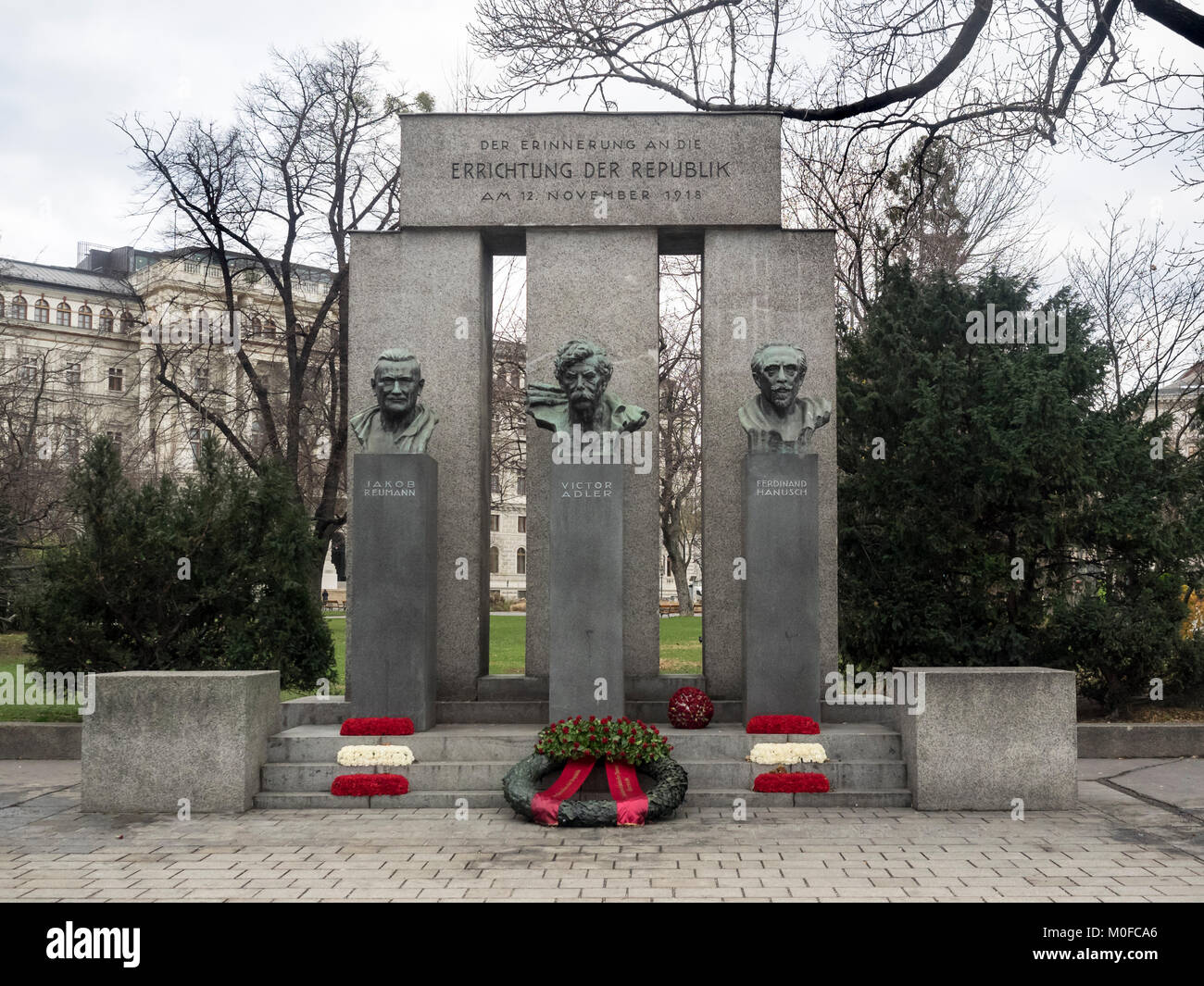 VIENA, AUSTRIA, 06 DE DICIEMBRE de 2017: Monumento de la República (Errichtung der Republik) Memorial poco después de la corona de colocación del aniversario Foto de stock