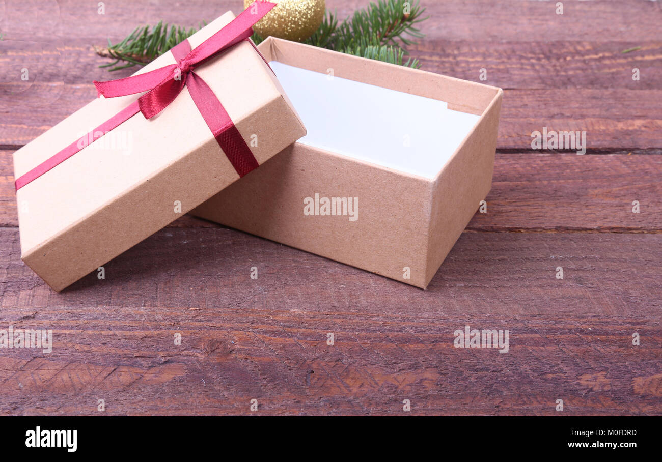 Caja de regalo abierta con paja decorativa y cono, vista superior  Fotografía de stock - Alamy, paja decorativa 