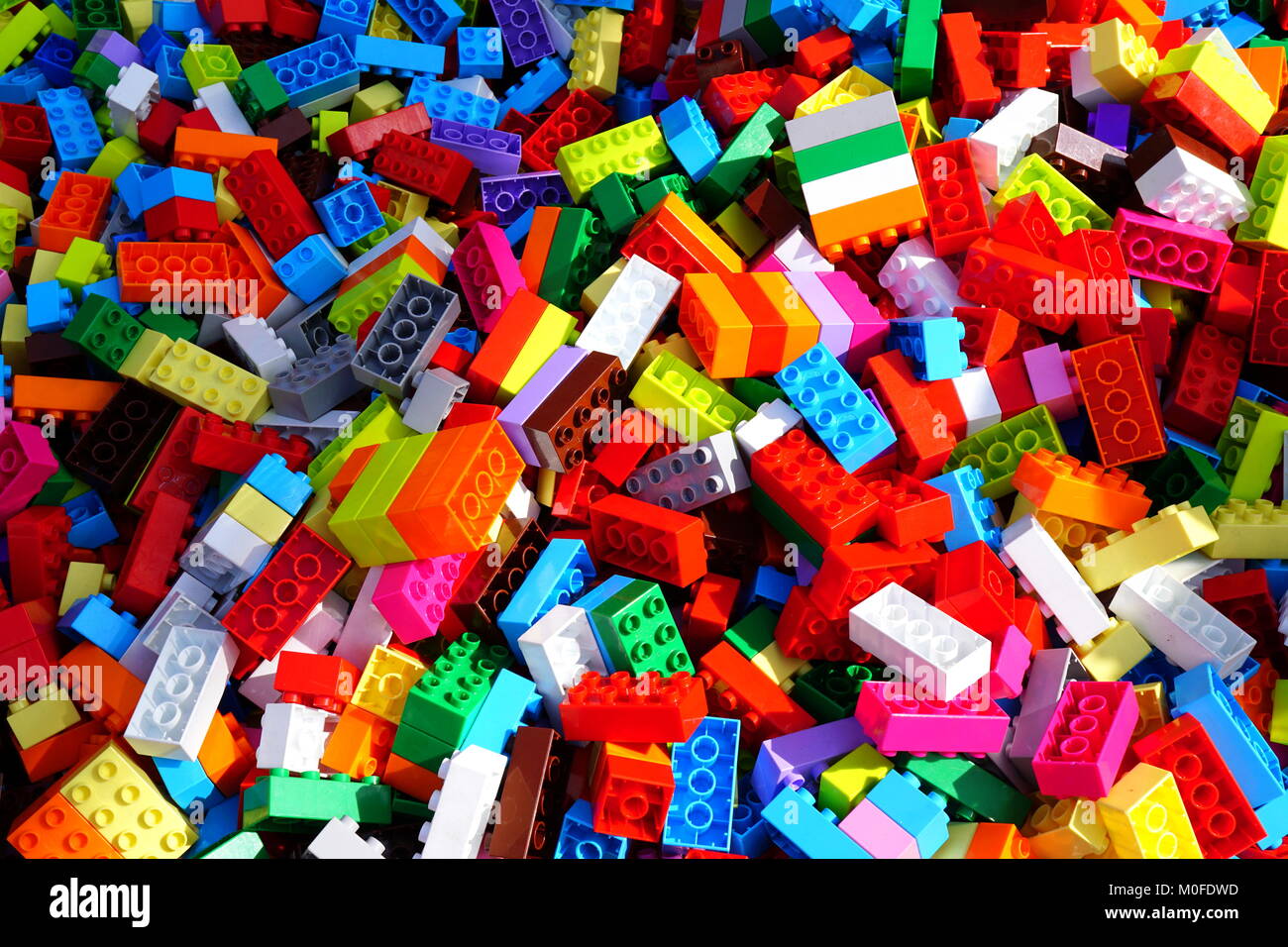 Un montón de coloridas piezas de Lego Foto de stock