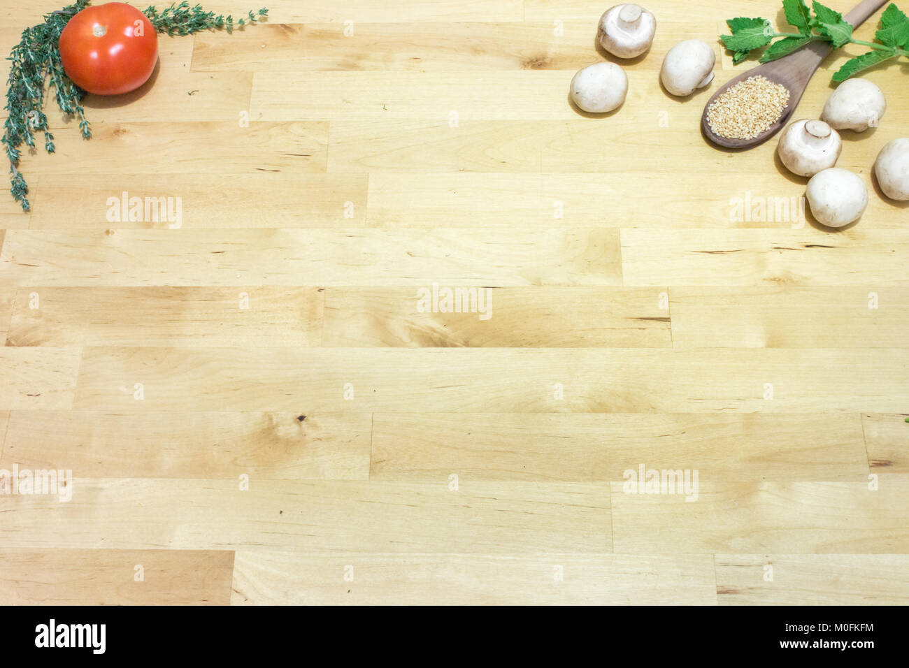 Surtido de ingredientes de cocina (tomate, tomillo, menta ...