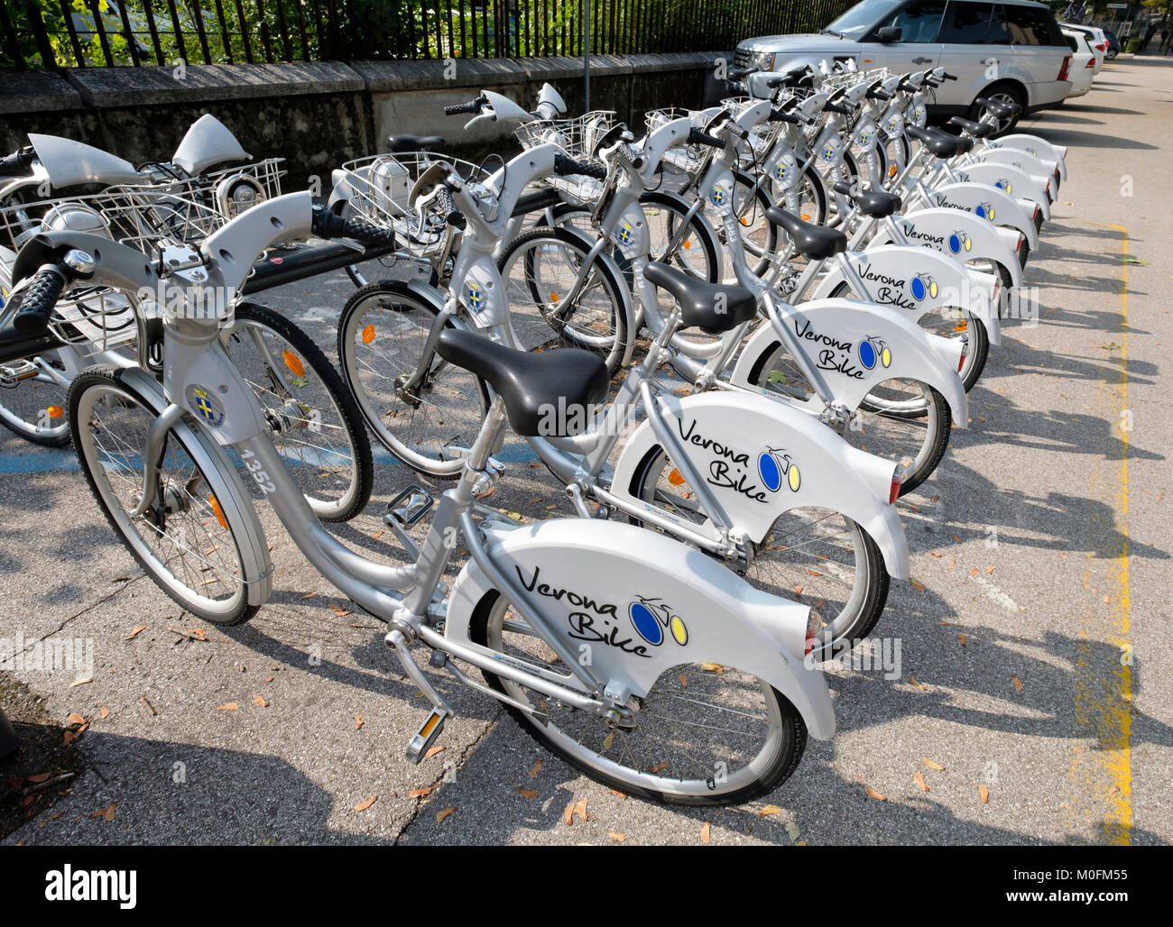 Bicicletas listo para alquilar en Verona bike sharing/estación de alquiler, Verona, Véneto, Italia Foto de stock
