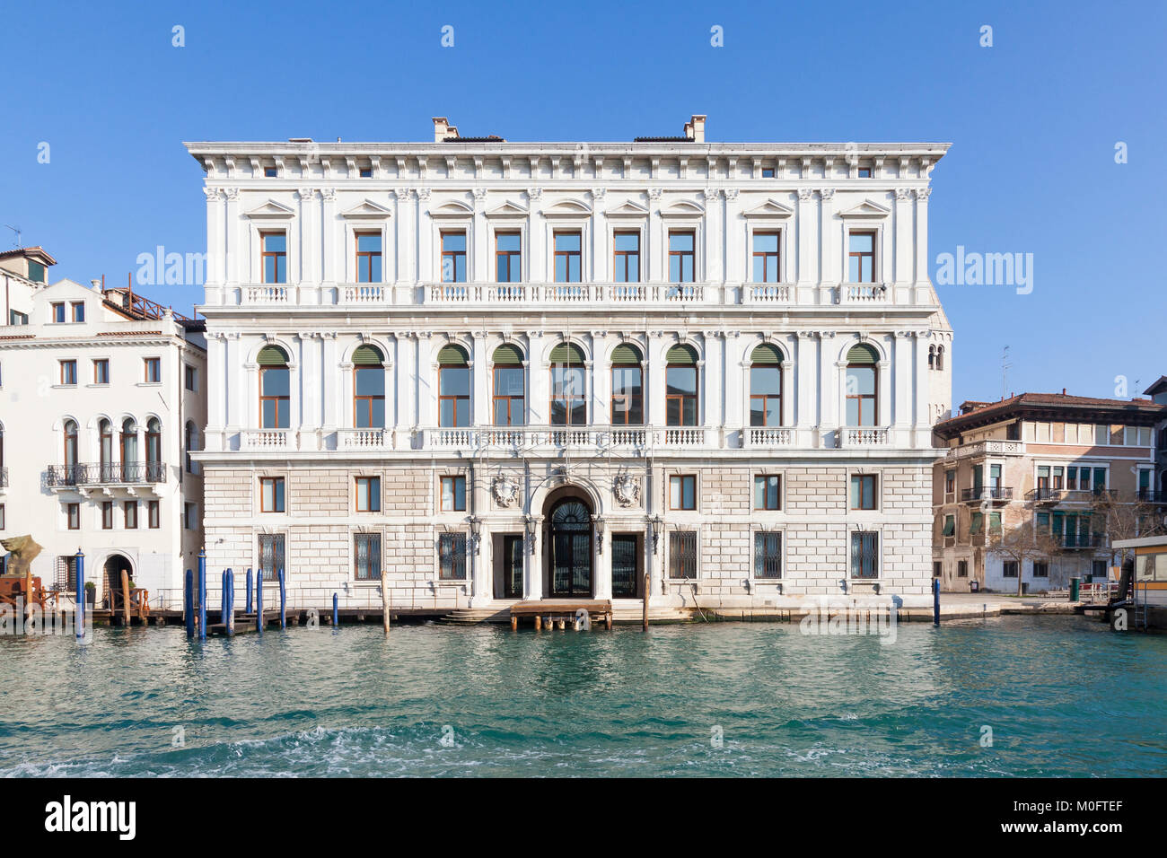 Fachada exterior del Palazzo Grassi, el Grand Canal, San Marco, Venecia, Véneto, Italia, un museo de arte contemporáneo y el centro de exposiciones Foto de stock