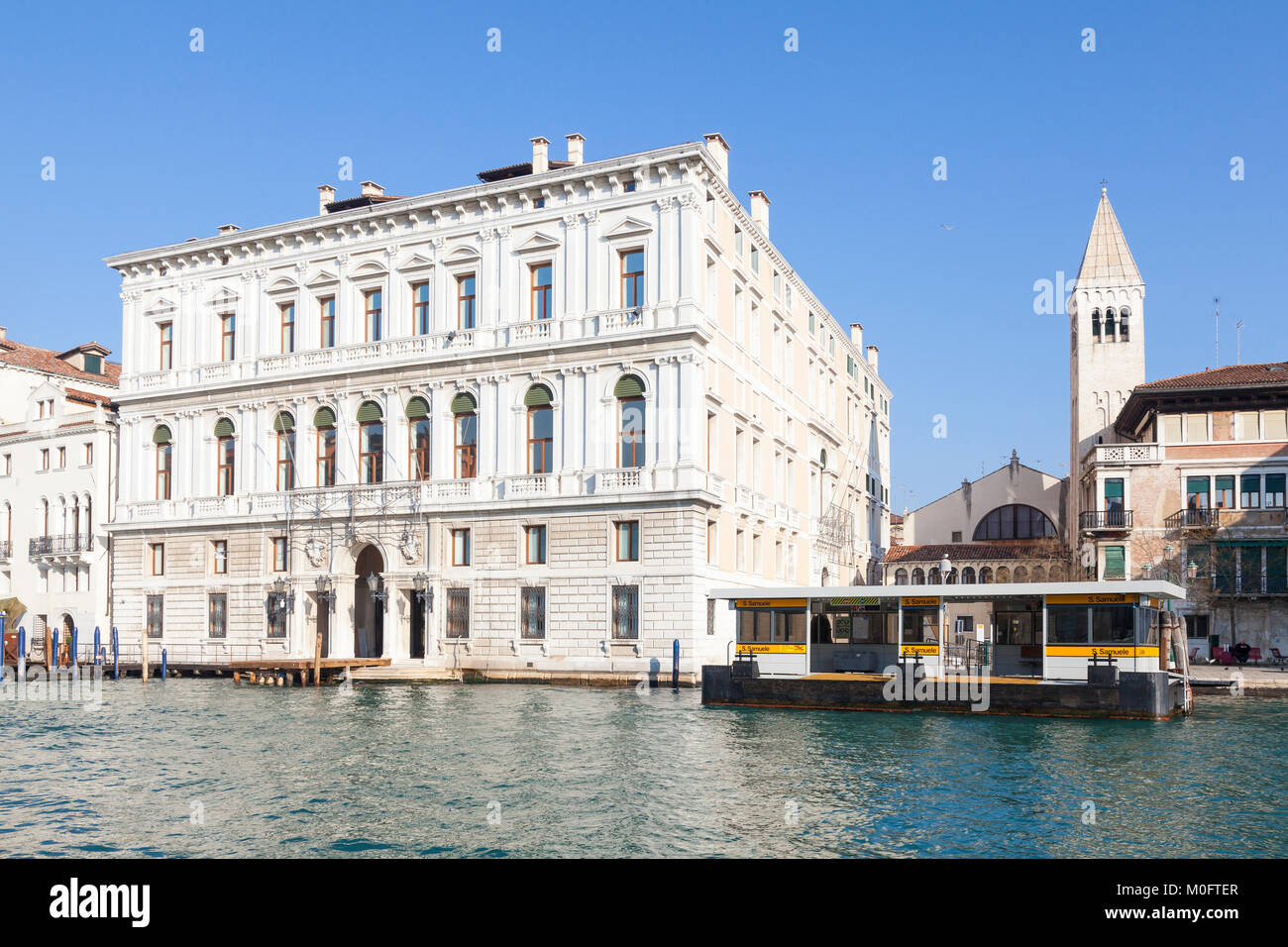 Fachada exterior del Palazzo Grassi, el Grand Canal, San Marco, Venecia, Véneto, Italia, un museo de arte contemporáneo y el centro de exposiciones Foto de stock