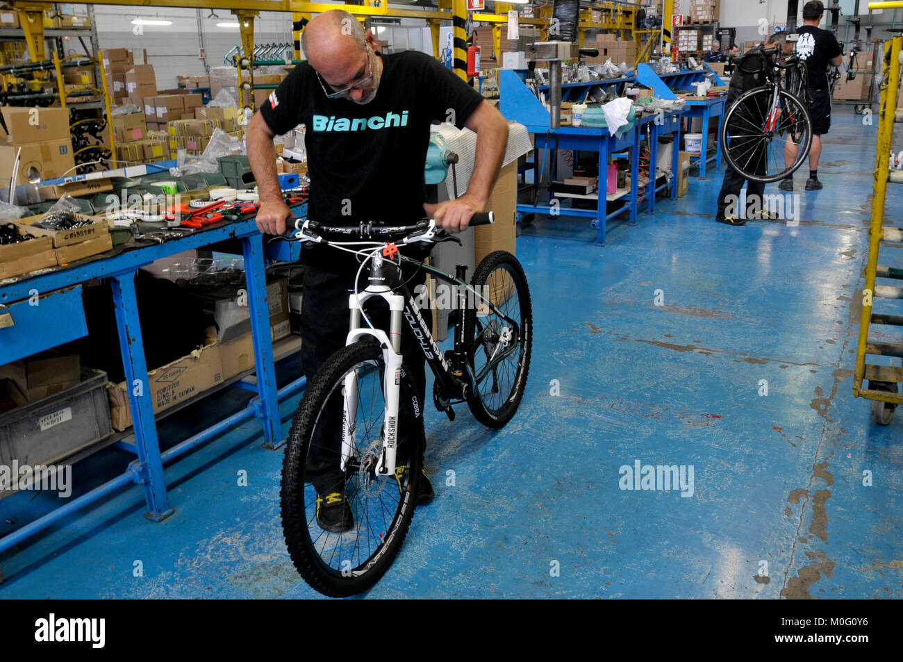 La industria "Biciclette Bianchi' - línea de montaje varios modelos de bicicletas - Treviglio - Italia © Crédito Marco Vacca/Sintesi/Sintesi/Alamy Fotografía de stock - Alamy