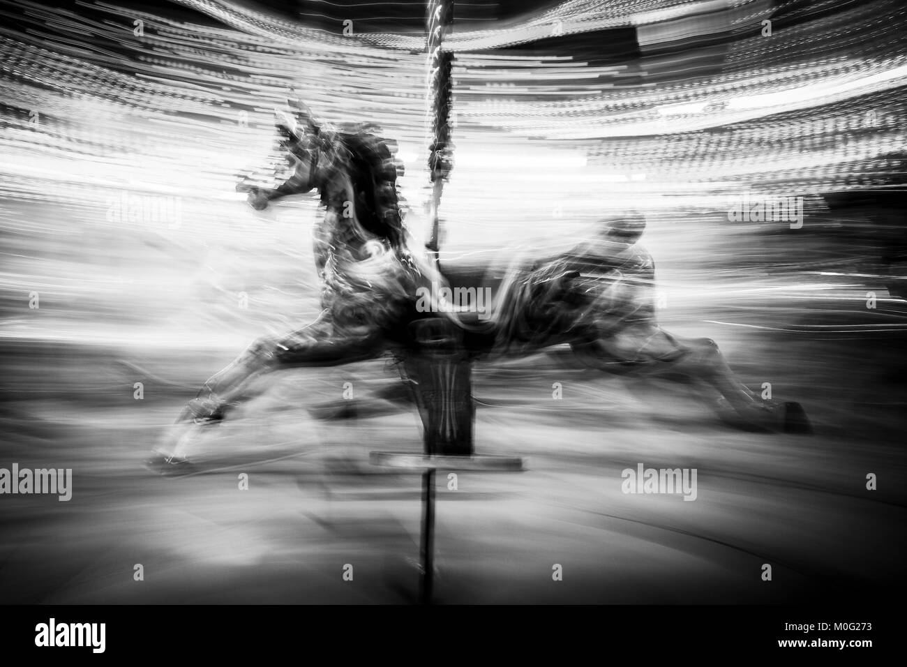 La fotografía en blanco y negro de Londres: caballo de carrusel Foto de stock