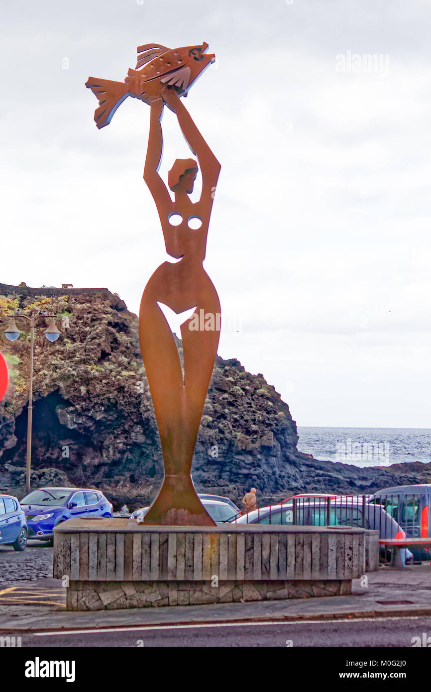 Estatua de los pescadoras de Tenerife y Garachico Foto de stock