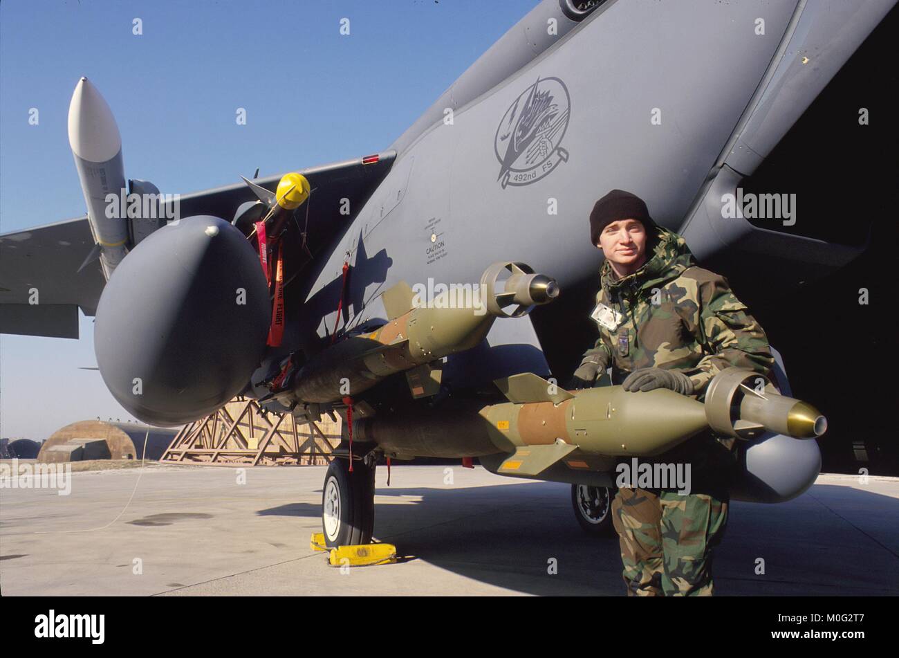 Bombas guiadas están cargados en un F 15E 'strike Eagle' caza-bombardero en la base aérea estadounidense de Aviano (Pordenone, Italia) Foto de stock