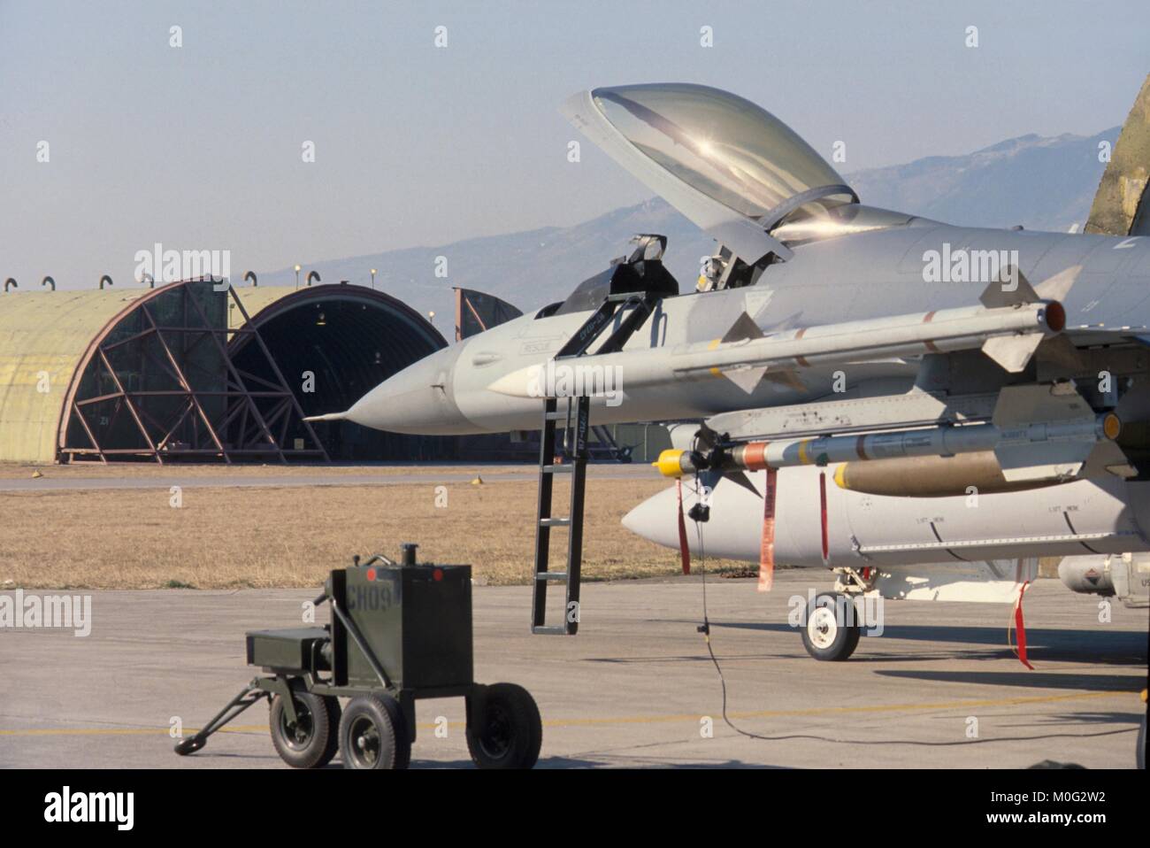 Carga de misiles sobre un caza F 16 en los Estados Unidos de la base aérea de Aviano (Pordenone, Italia), junio de 1996 Foto de stock