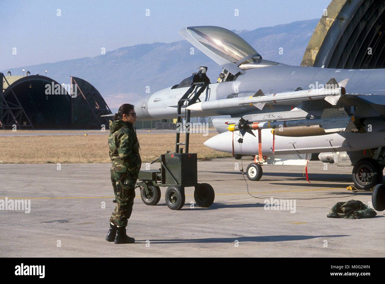 Carga de misiles sobre un caza F 16 en los Estados Unidos de la base aérea de Aviano (Pordenone, Italia), junio de 1996 Foto de stock