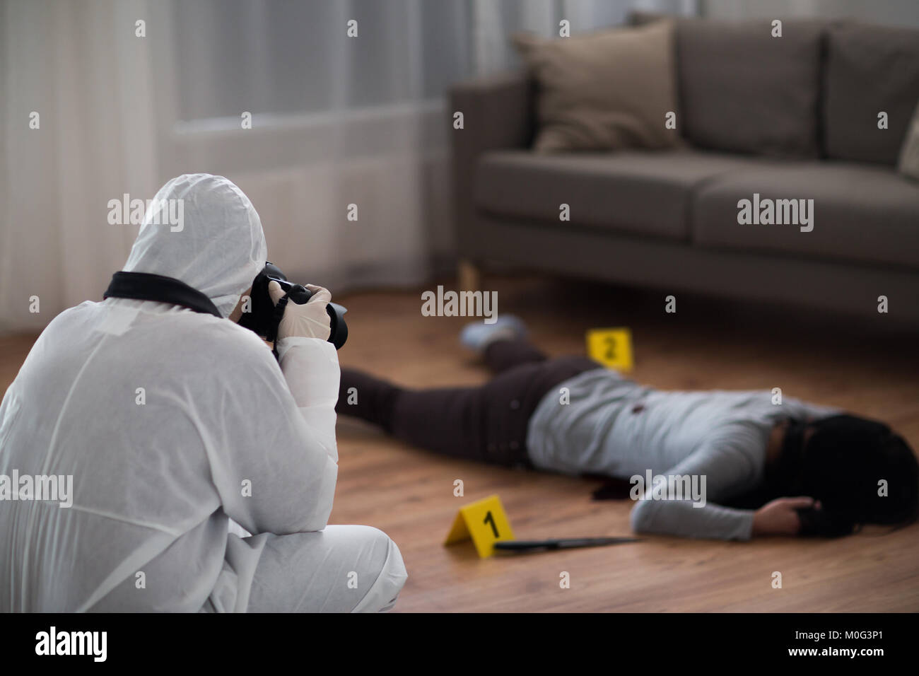 Fotografiar criminalist cadáver en la escena del crimen Foto de stock