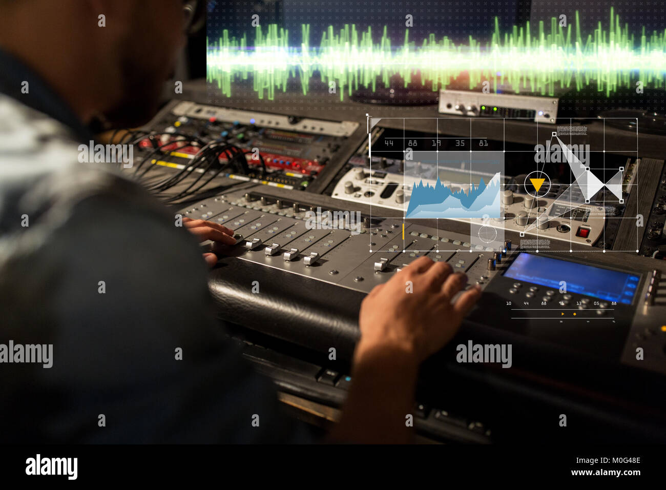 El ingeniero de sonido en la consola de mezcla de estudio de grabación Foto de stock